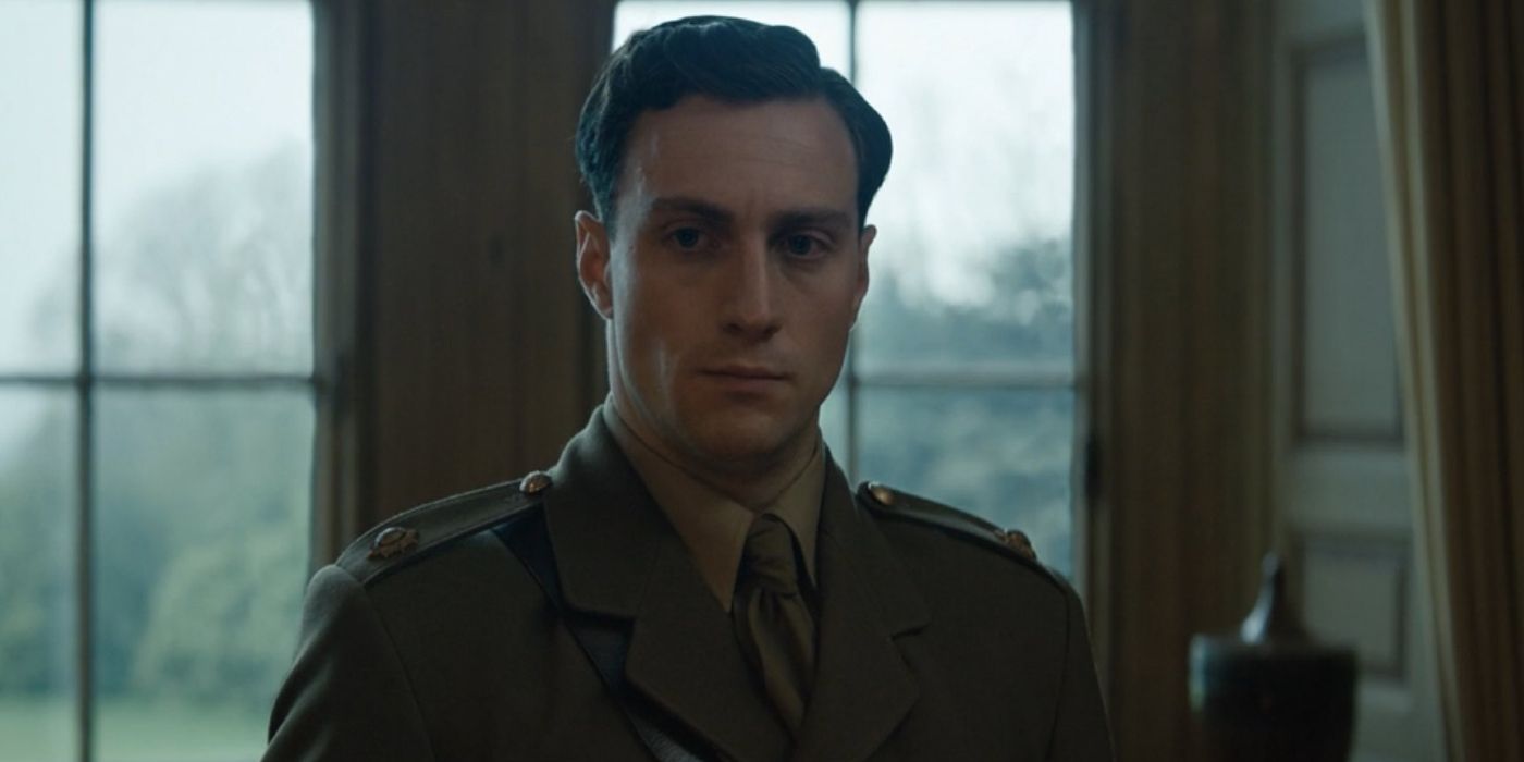 Aaron Taylor Johnson observa con severidad vestido con uniforme militar en The King's Man.