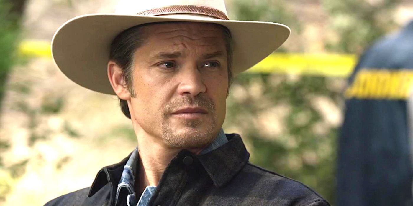 Timothy Olyphant como Raylan em Justified usando um chapéu de cowboy com uma barba rala parecendo sério