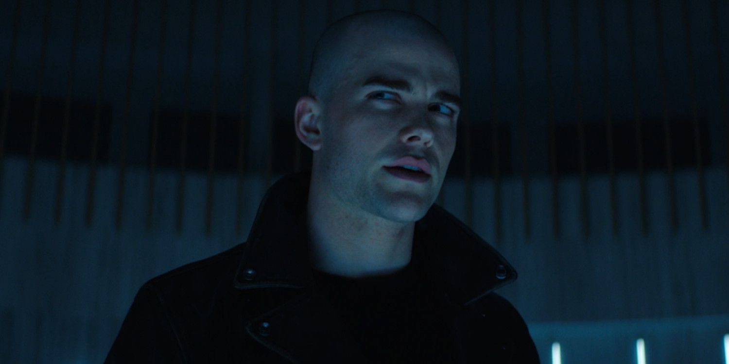 Joshua Orpin como um superboy careca na 4ª temporada de Titãs 