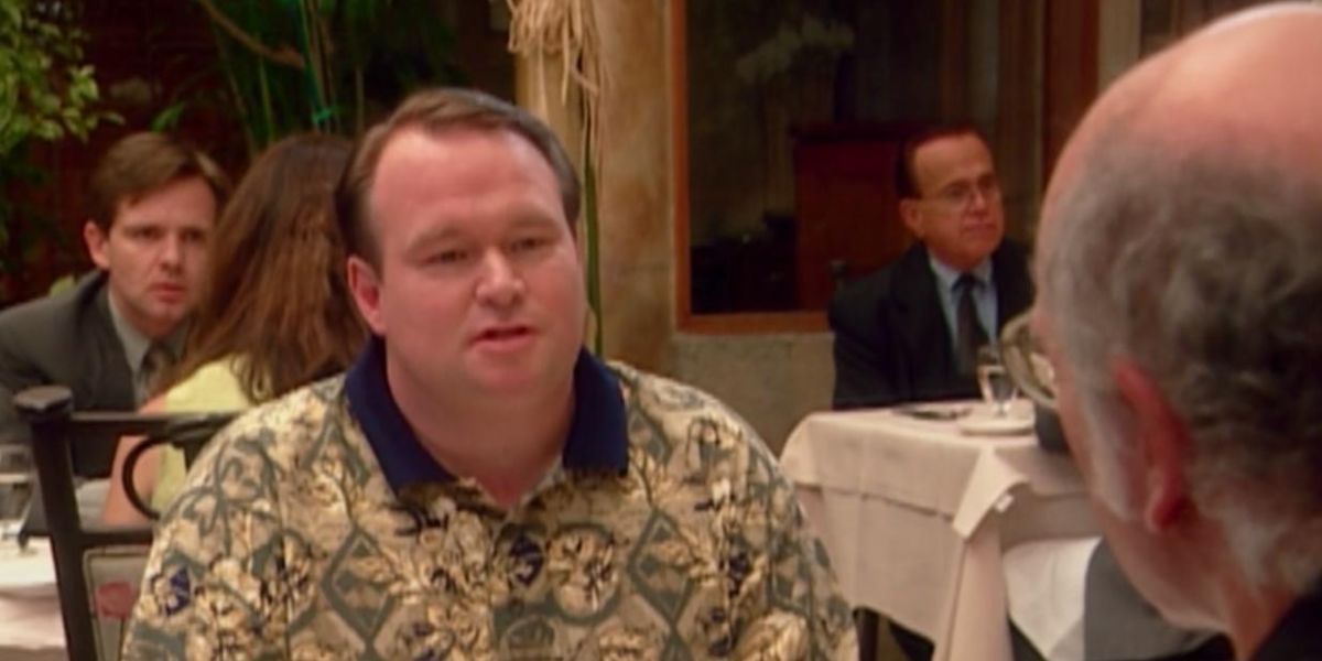 Tom McGowan as Bernie Gruenfelder sitting at a table in everybody loves raymond