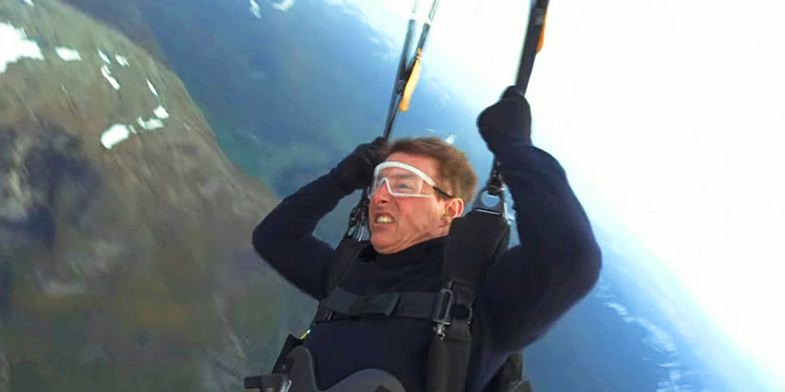 Tom Cruise saltando de paraquedas em Missão: Impossível – Dead Reckoning Parte Um.