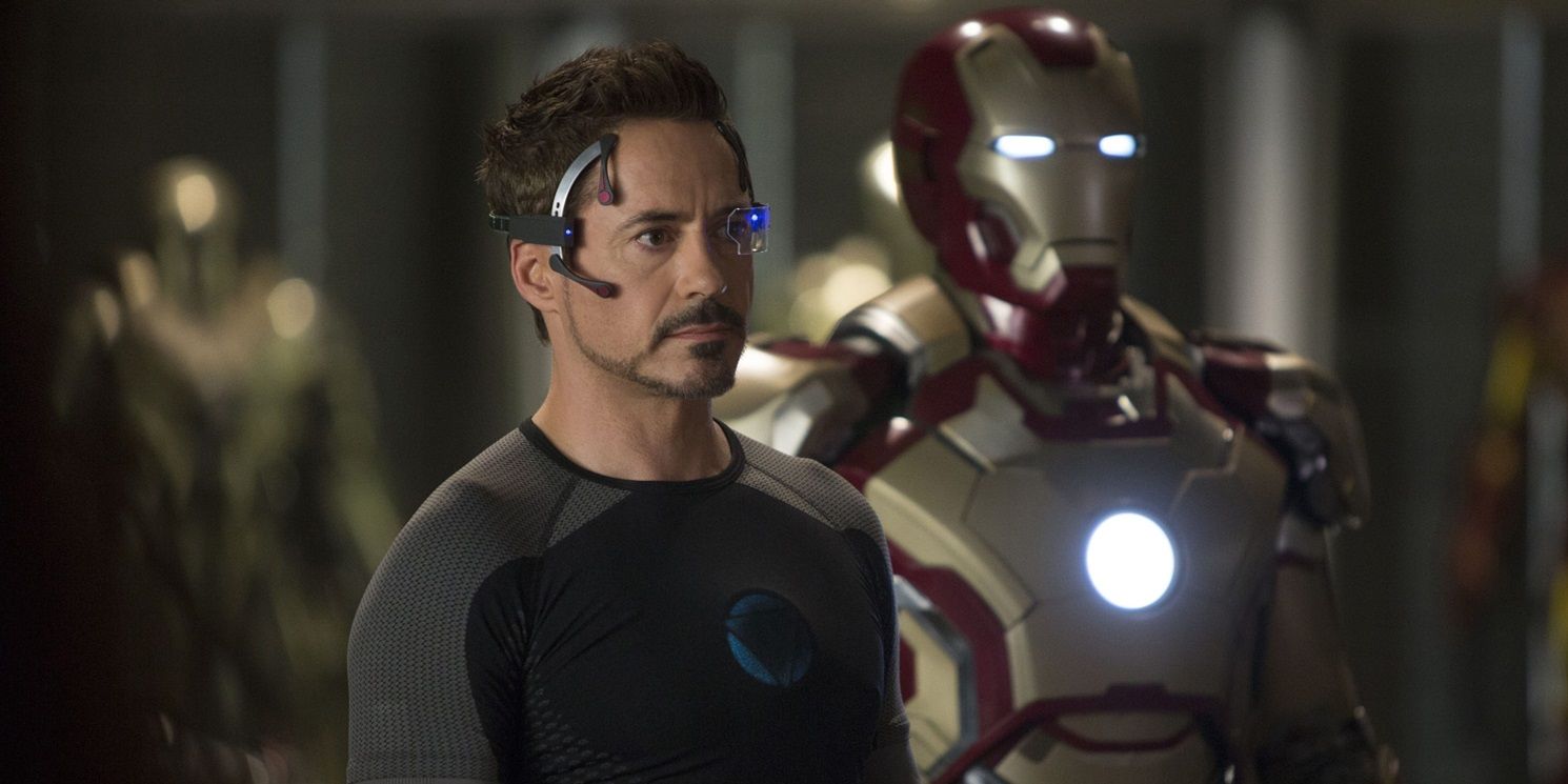 Tony Stark ao lado de sua armadura em Homem de Ferro 3
