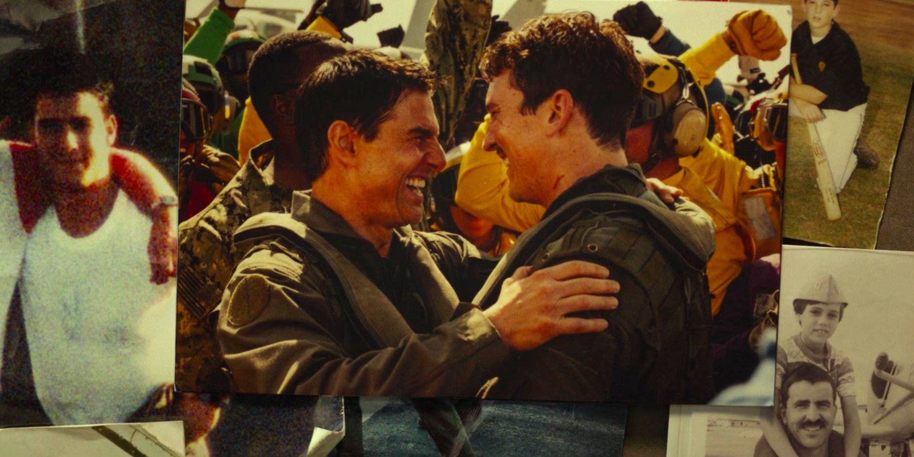 Maverick e Galo de Tom Cruise (Miles Teller) se abraçam em uma fotografia durante o final de Top Gun Maverick