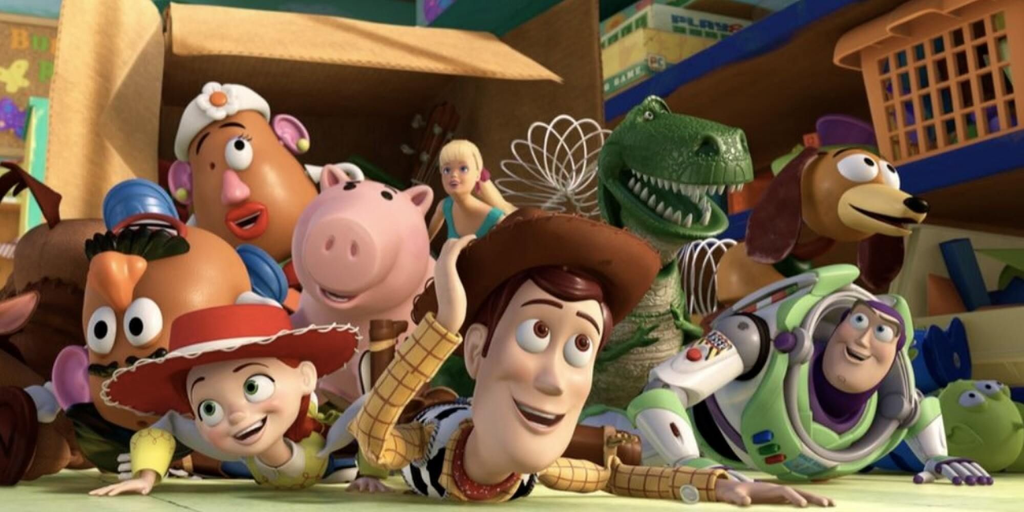 Todos os brinquedos de Toy Story 3 saindo de uma caixa em Toy Story 3.