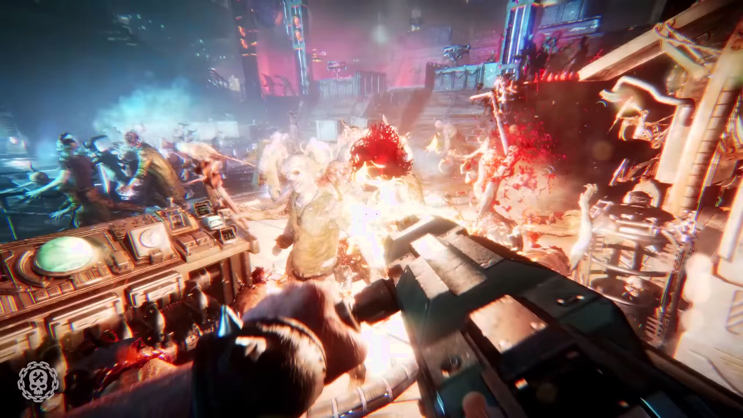 Le joueur tient un énorme fusil de chasse qui tire sur une grande foule d'ennemis mutants.  La lumière du flash de bouche se reflète sur les ennemis et le décor de science-fiction rempli de fumée et de nuances d'éclairage bleu et rouge se reflétant sur les nombreuses surfaces métalliques.