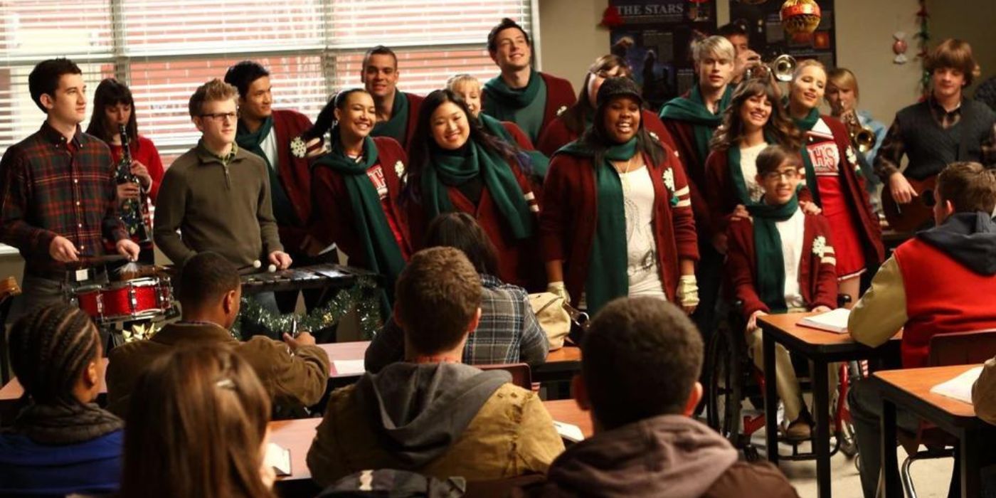 Le Glee Club se produit dans une salle de classe à Glee.