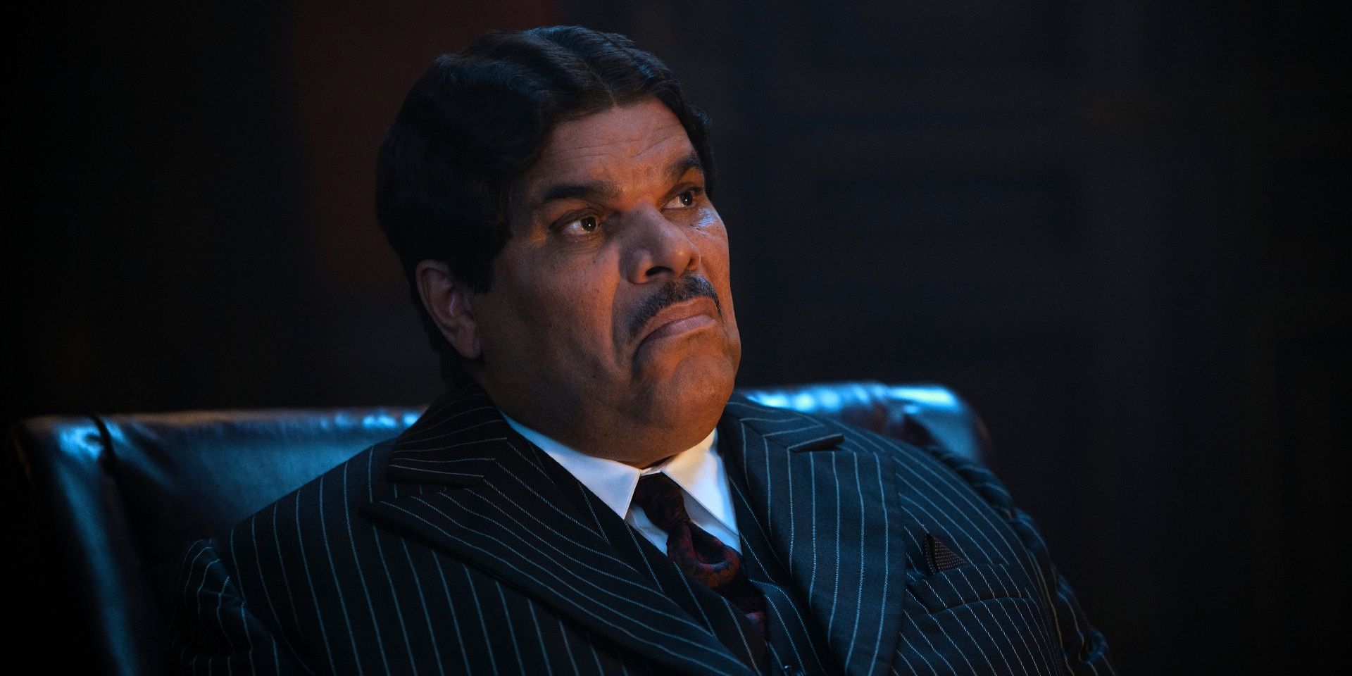 Luis Guzmán como Gómez Addams en la temporada 1 del miércoles