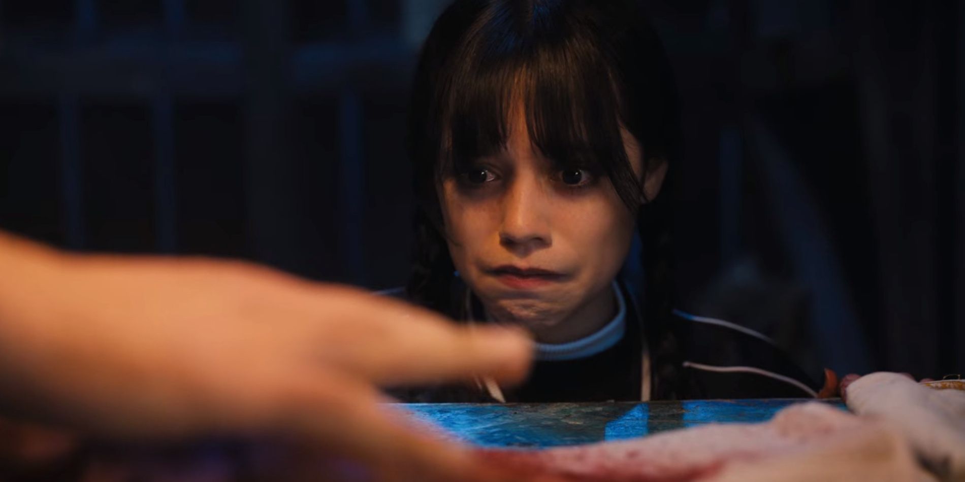 Jenna Ortega como Wednesday Addams chorando no episódio 7 da 1ª temporada de quarta-feira