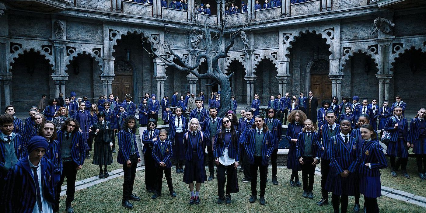 Os alunos do Nevermore se reuniram no pátio da escola