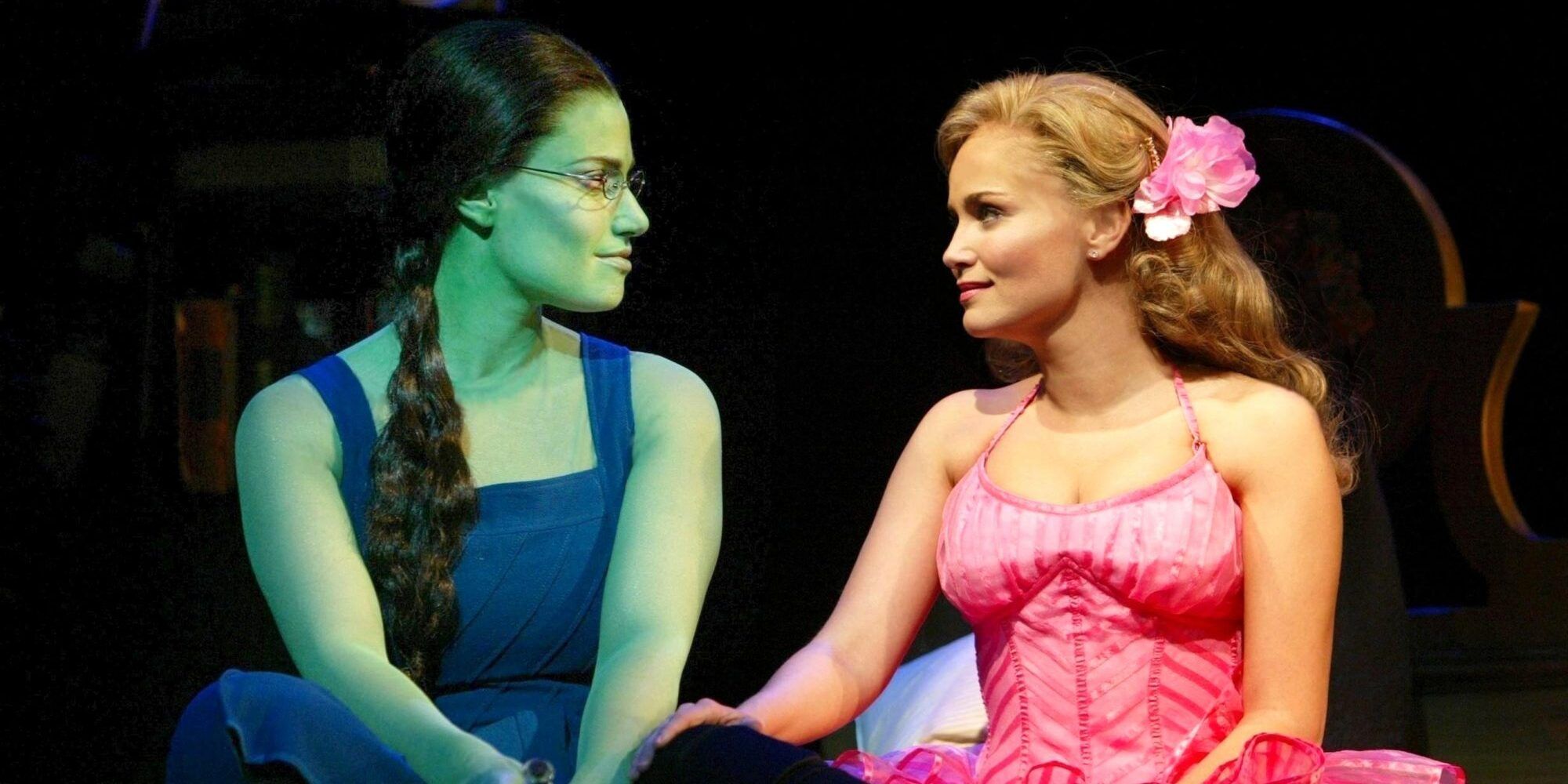 Idina Menzel como Elphaba y Kristin Chenoweth como Glinda en Wicked en el espectáculo de Broadway