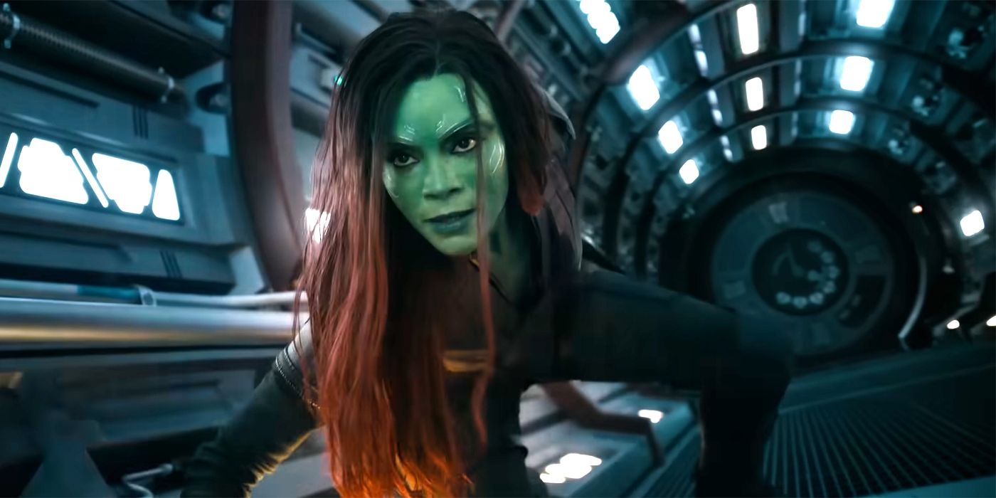 Zoe Saldaña como Gamora haciendo una pose de aterrizaje en Guardianes de la Galaxia Vol.  3
