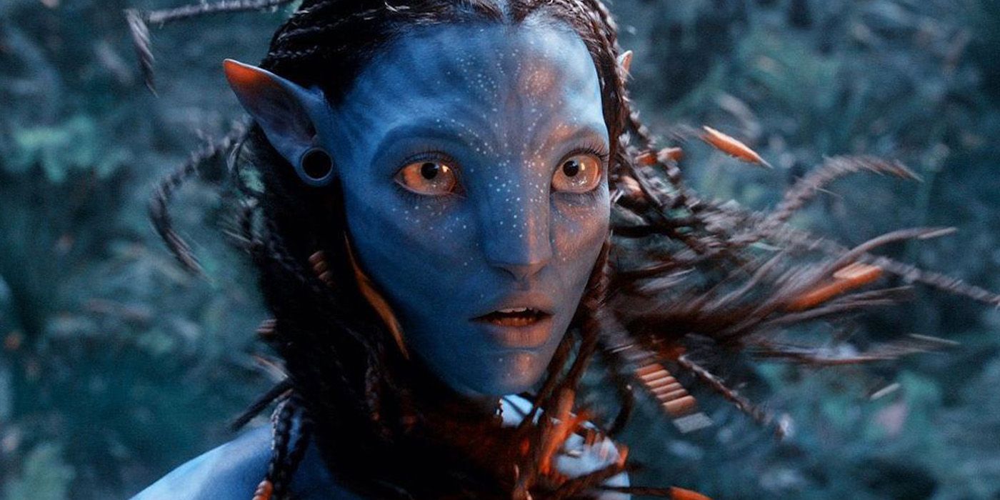 zoe saldana como neytiri em uma cena de ação de avatar 2