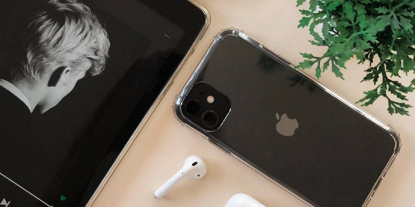 iPhone con airpods reproduciendo música