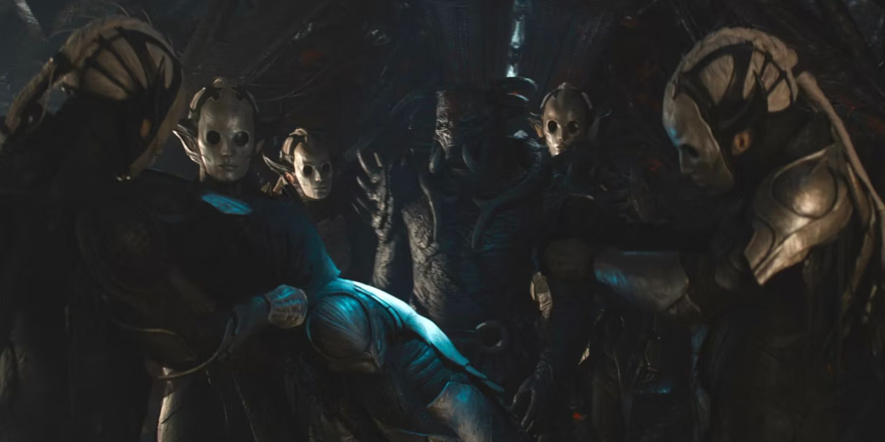 Um grupo de Elfos Negros conversa em Thor O Mundo Sombrio
