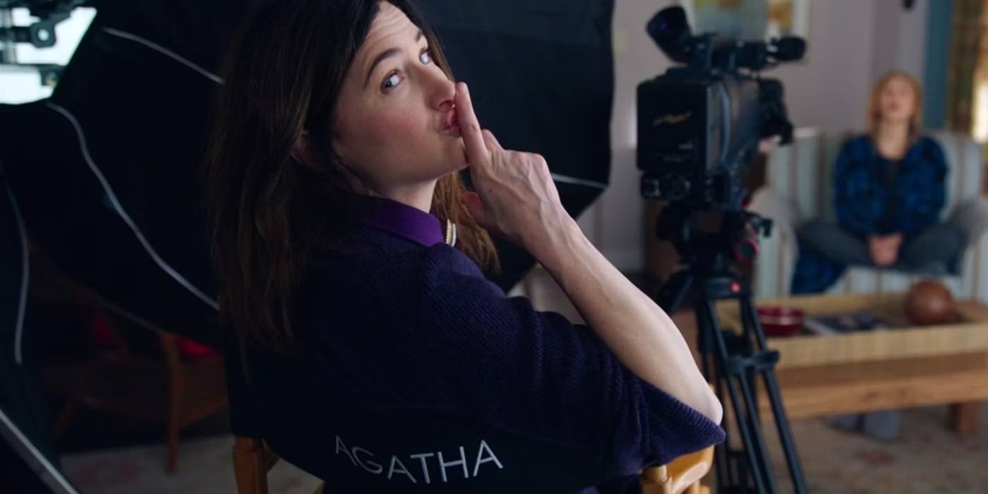 Kathryn Hahn como Agatha Harkness em WandaVision silenciando a produção atrás dela 