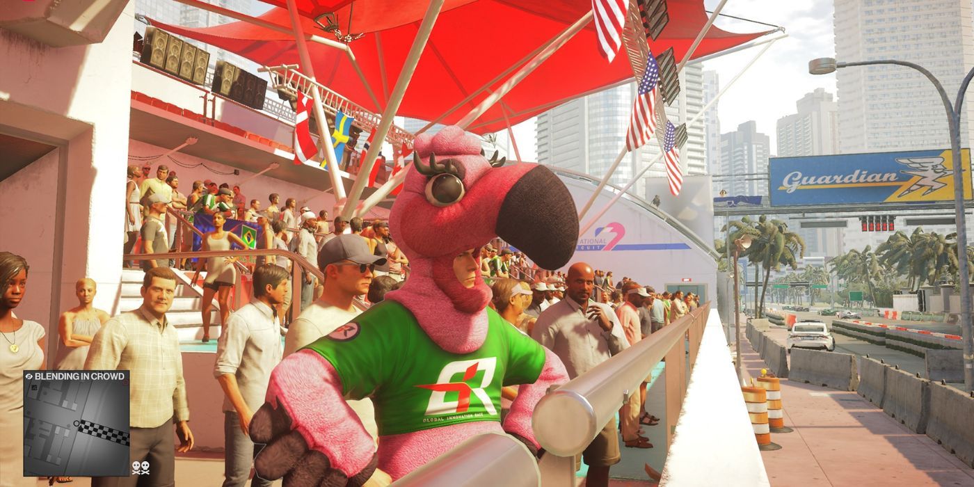 Agente 47 vestindo um Flamingo Suit no meio da multidão em Hitman 2