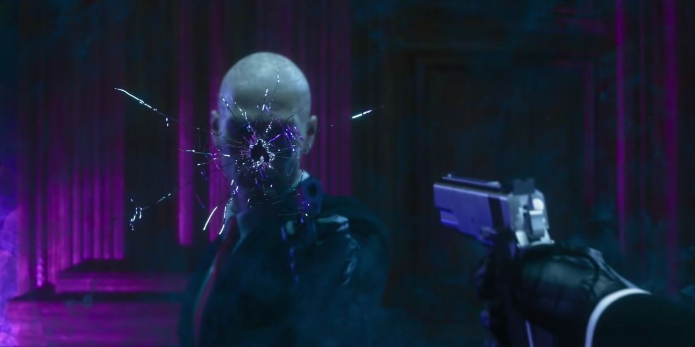Agente 47 atirando em um espelho no trailer cinematográfico de Hitman 2