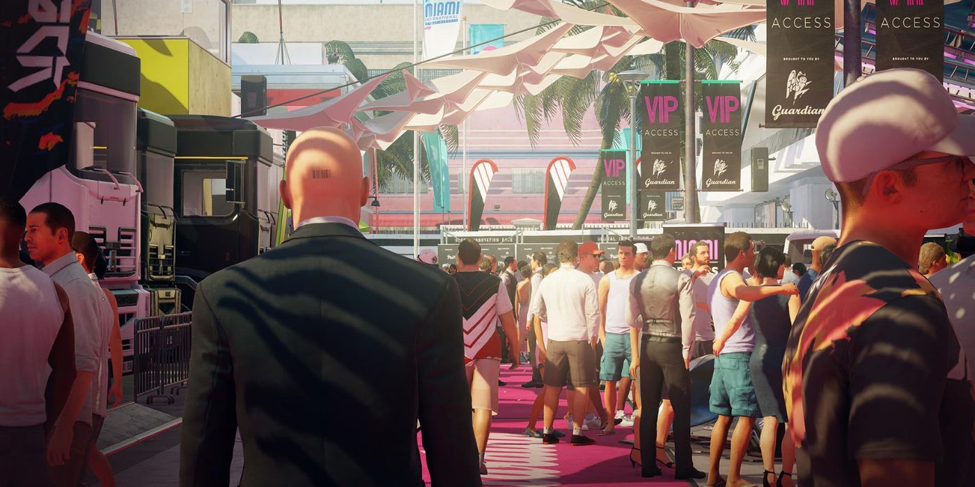 Agente 47 atravessa uma multidão em Hitman 2
