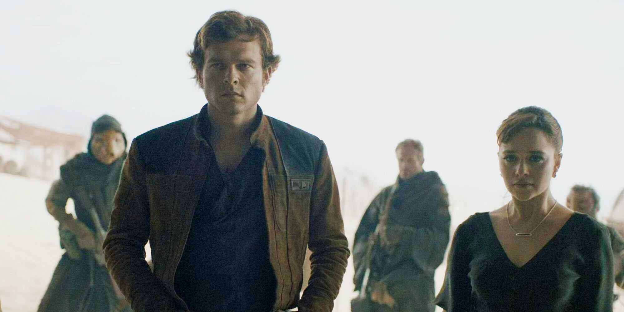 Alden Ehrenreich e Emilia Clarke lado a lado em Solo A Star Wars Story