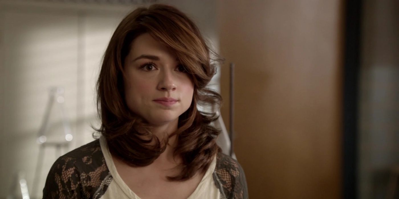 Allison Argent olhando severamente para alguém em Teen Wolf