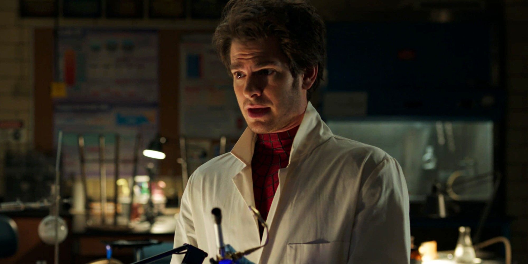 Andrew Garfield como Peter Parker em Spider-Man No Way Home vestindo um jaleco sobre seu terno