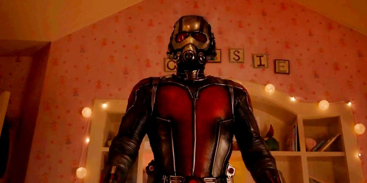 Homem-Formiga parado no quarto de Cassie.