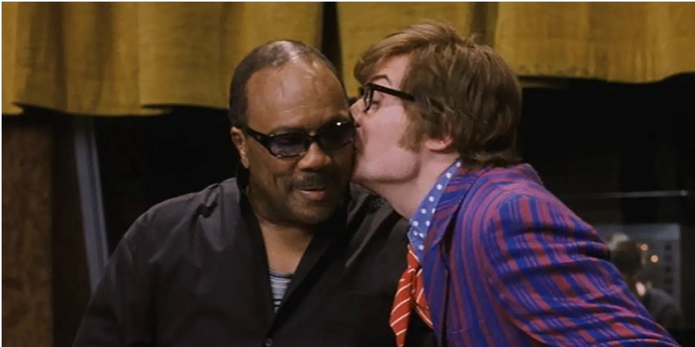 Austin Powers kisses Quincy Jones on the cheek in Goldmember 