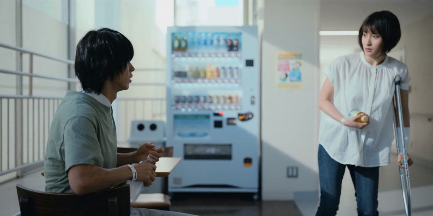 Kento Yamazaki as Ryōhei Arisu and Tao Tsuchiya as Yuzuha Usagi talking inside a hospital in the Alice in Borderland season 2 finale