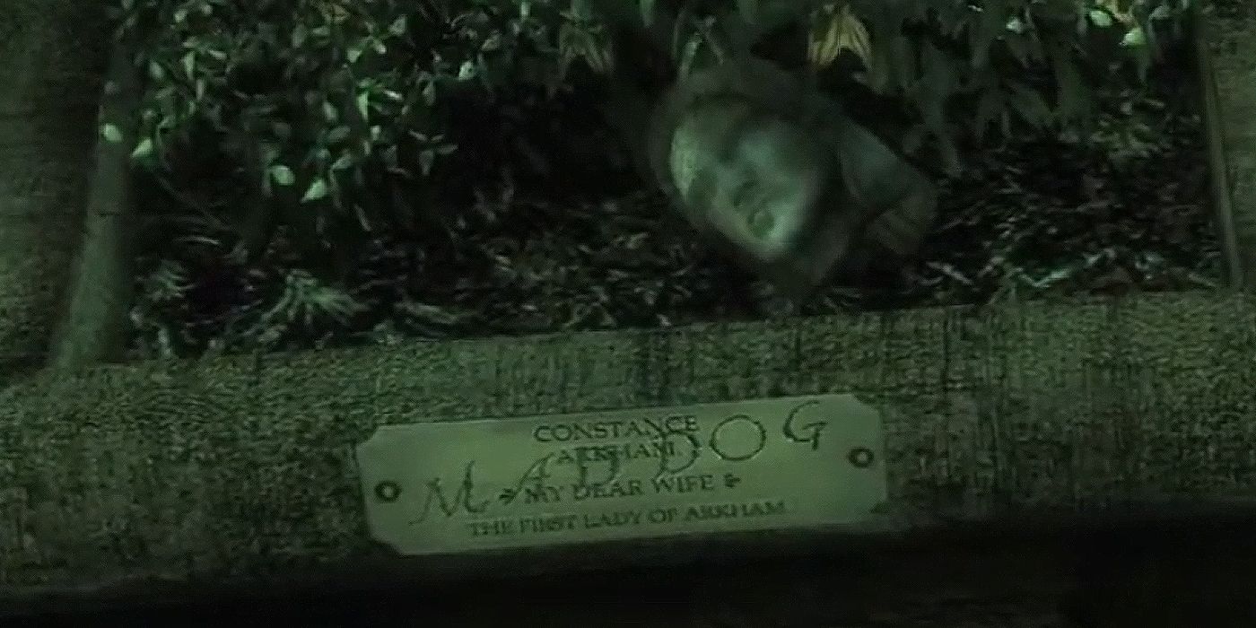 Uma estátua decapitada em Batman: Arkham Asylum faz referência ao horrível assassinato da família de Amadeus Arkham por Mad Dog.