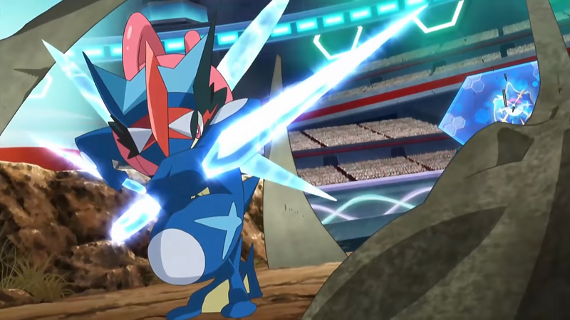 O Greninja de Ash no anime Pokémon durante uma batalha em uma arena.