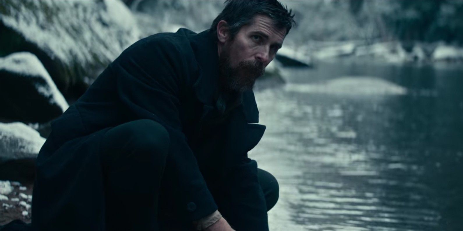 Christian Bale como Augustus Landor em The Pale Blue Eye