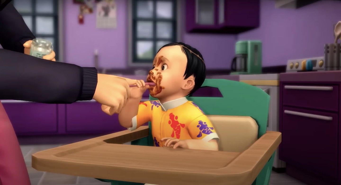 Um Sim alimentando uma criança com o rosto bagunçado em uma cadeira alta em The Sims 4.