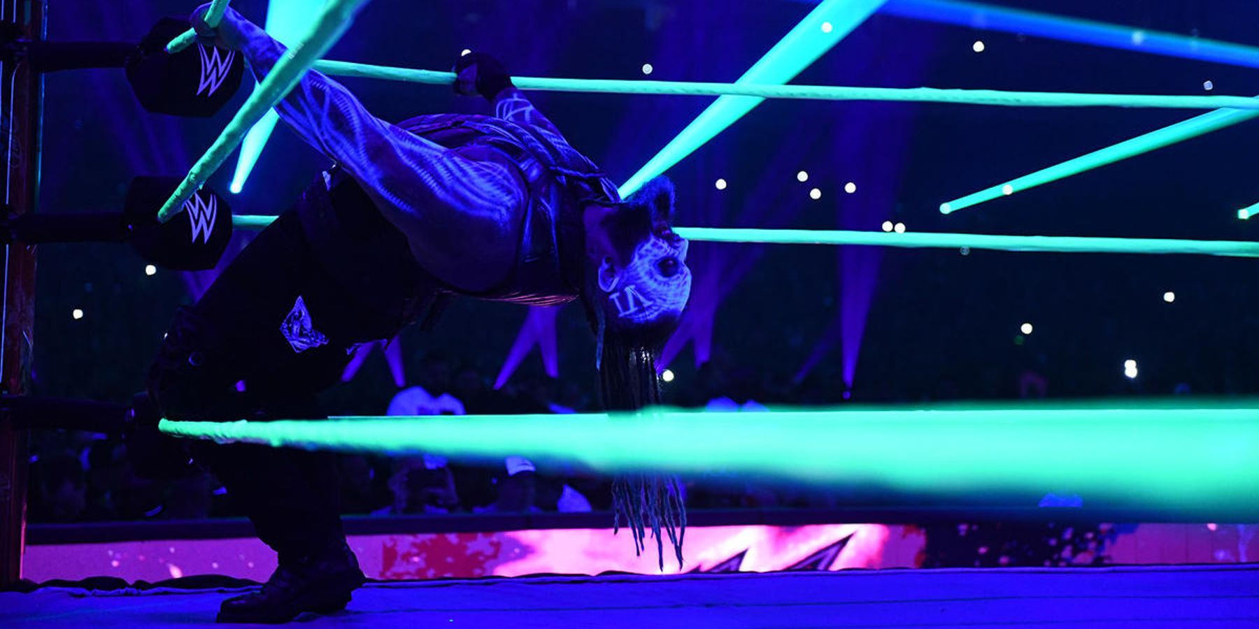 Bray Wyatt faz sua pose característica durante sua entrada no WWE Royal Rumble em 2023. Ele derrotaria LA Knight nessa luta.