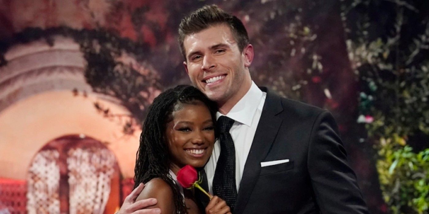 Brianna Thorbourne e Zach Shallcross em The Bachelor sorrindo enquanto Brianna segura uma rosa