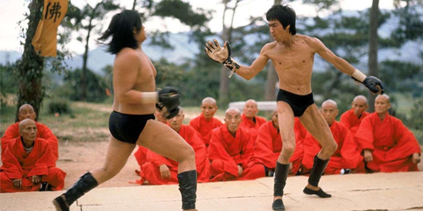 Bruce Lee and Sammo Hung fight in Enter the Dragon pic