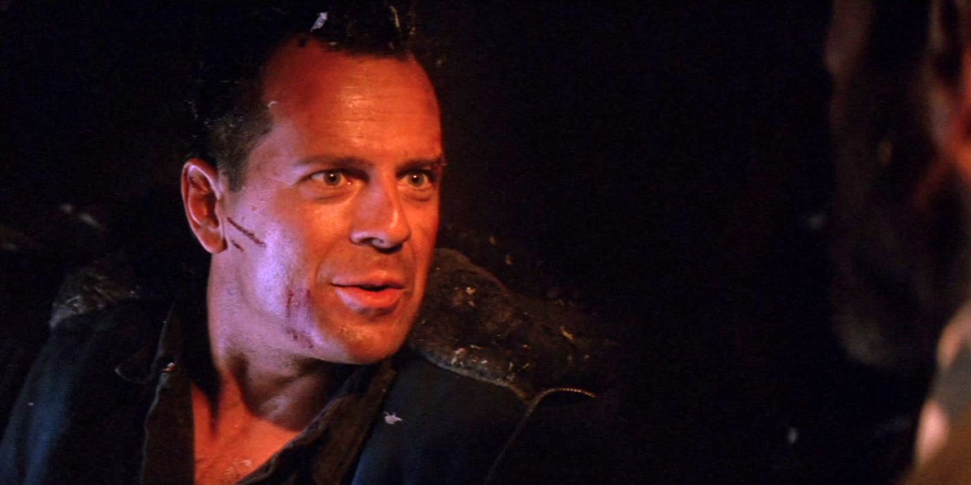 Bruce Willis como John McClane olhando de soslaio em Die Hard 2