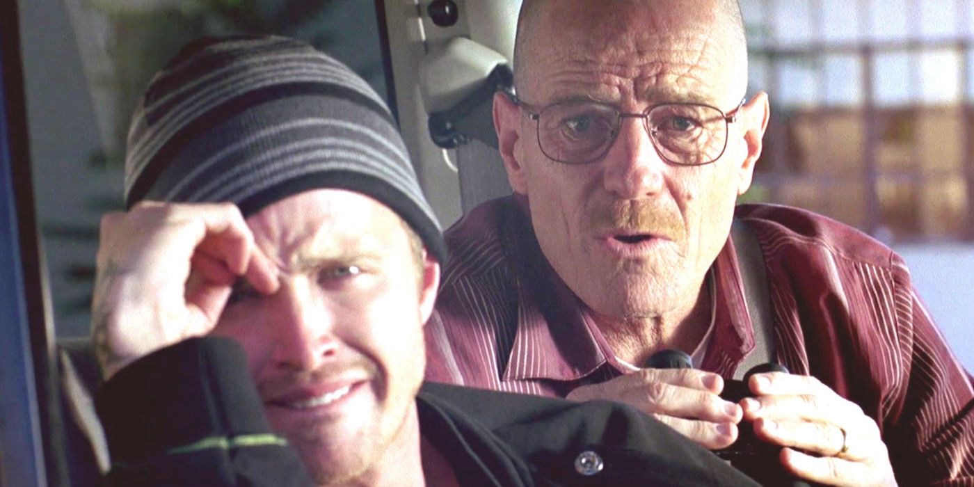 Bryan Cranston et Aaron Paul dans Breaking Bad dans une voiture l'air inquiet