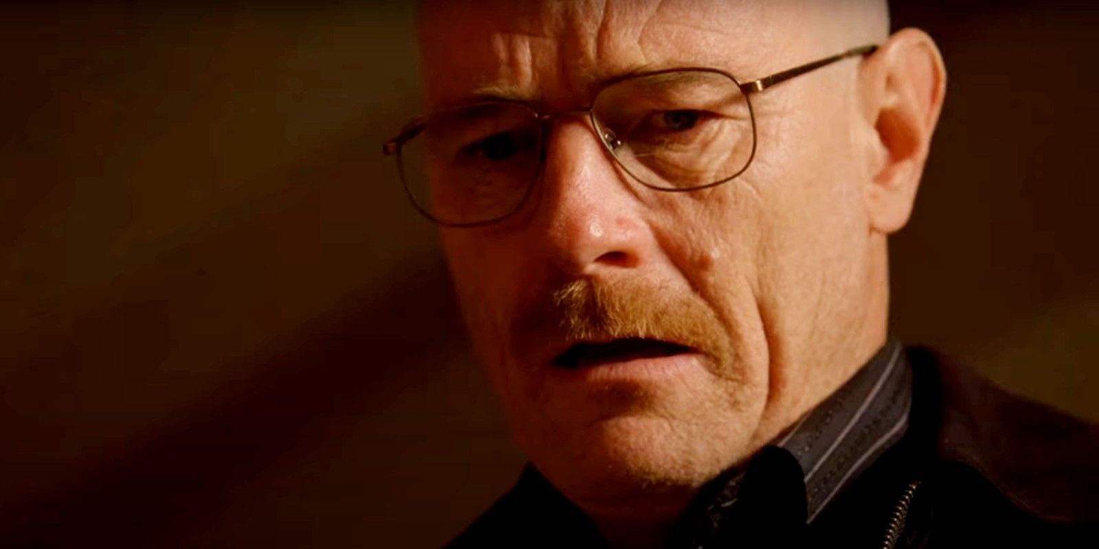 Bryan Cranston dans le rôle de Walter White dans Breaking Bad en regardant Jane mourir