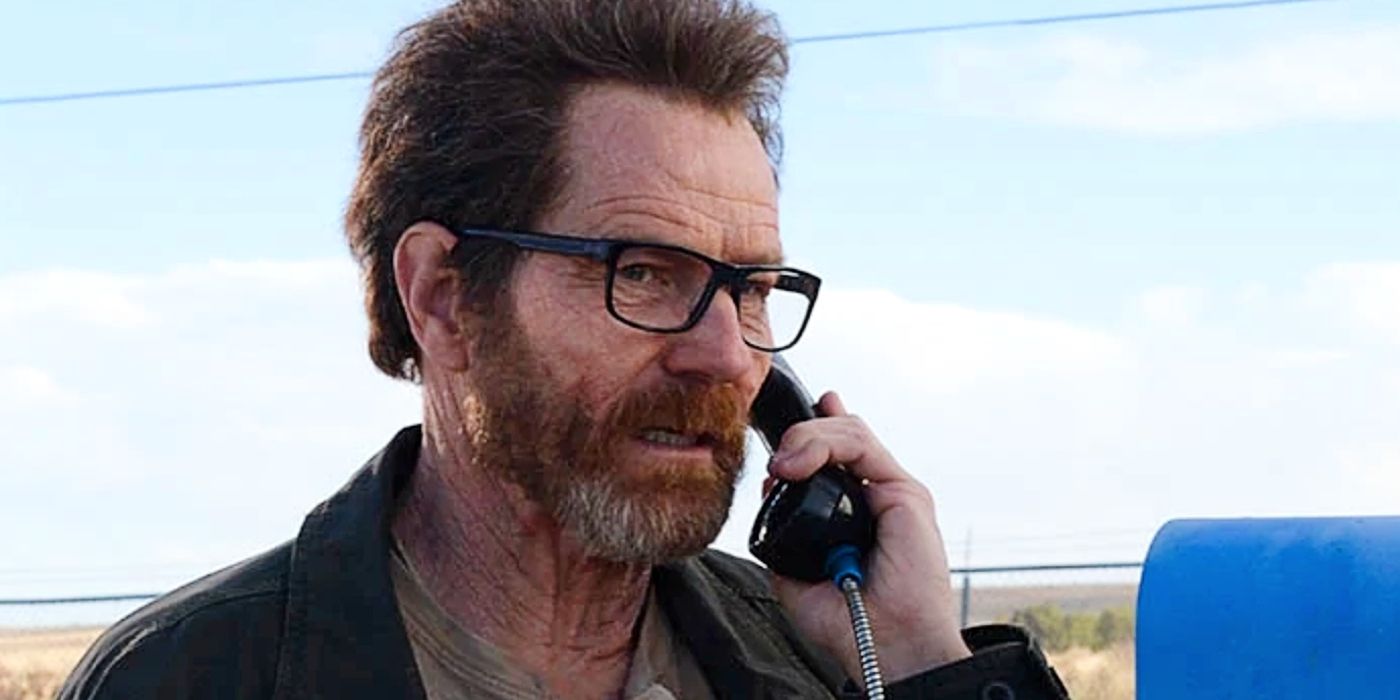 Bryan Cranston como Walter White falando em um telefone público no final de Breaking Bad.