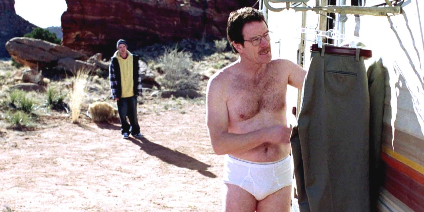Walter White dans Breaking Bad dans le désert dans ses collants, prenant son pantalon sur le côté d'un camping-car, avec Jesse Pinkman qui regarde en arrière-plan