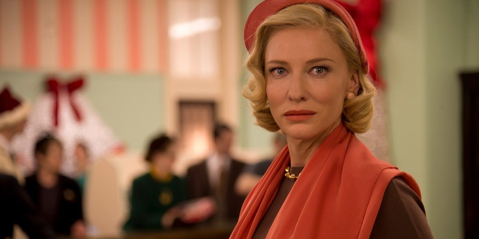 Cate Blanchett como Carol mirando atónita en Carol