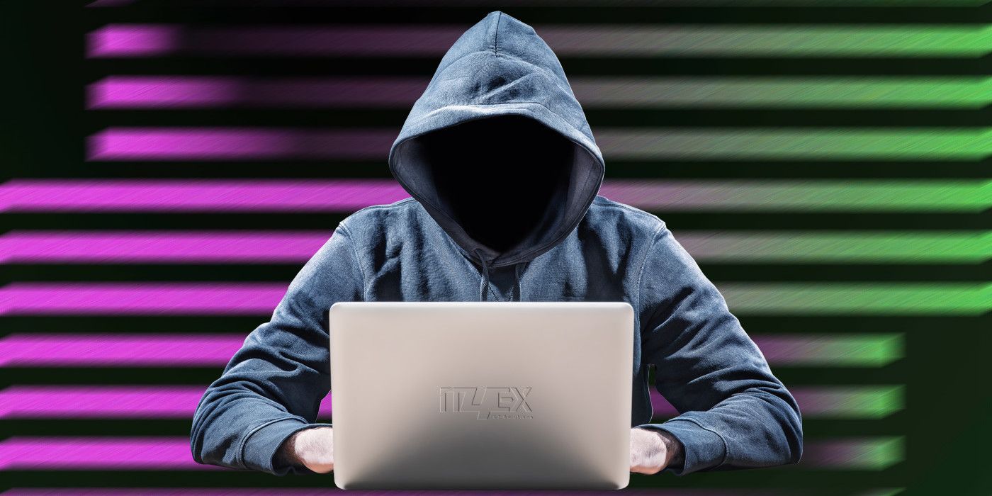 Hacker sem rosto sentado com um laptop em primeiro plano, o esquema de cores roxo, verde e preto do Chat GPT ao fundo