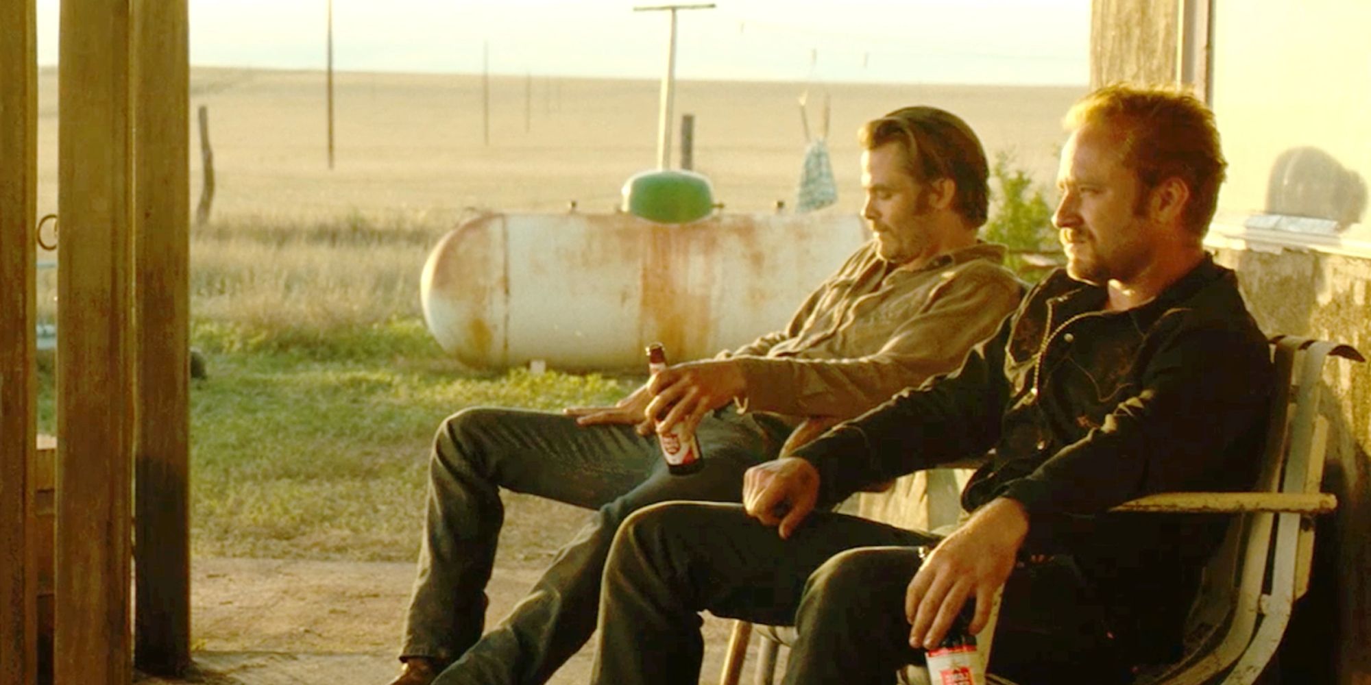 Chris Pine e Ben Foster bebendo cerveja na varanda em Hell of High Water (2016)