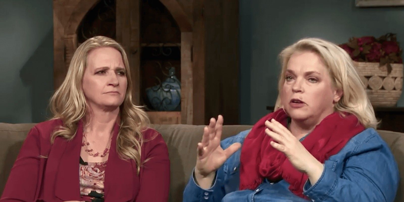 Christine Brown e Janelle Brown de Sister Wives conversando no sofá