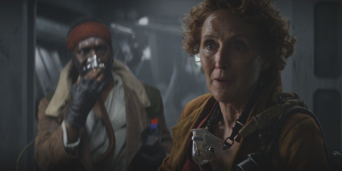 Clem_and_Maarva_scavenging_a_ship_in_Andor