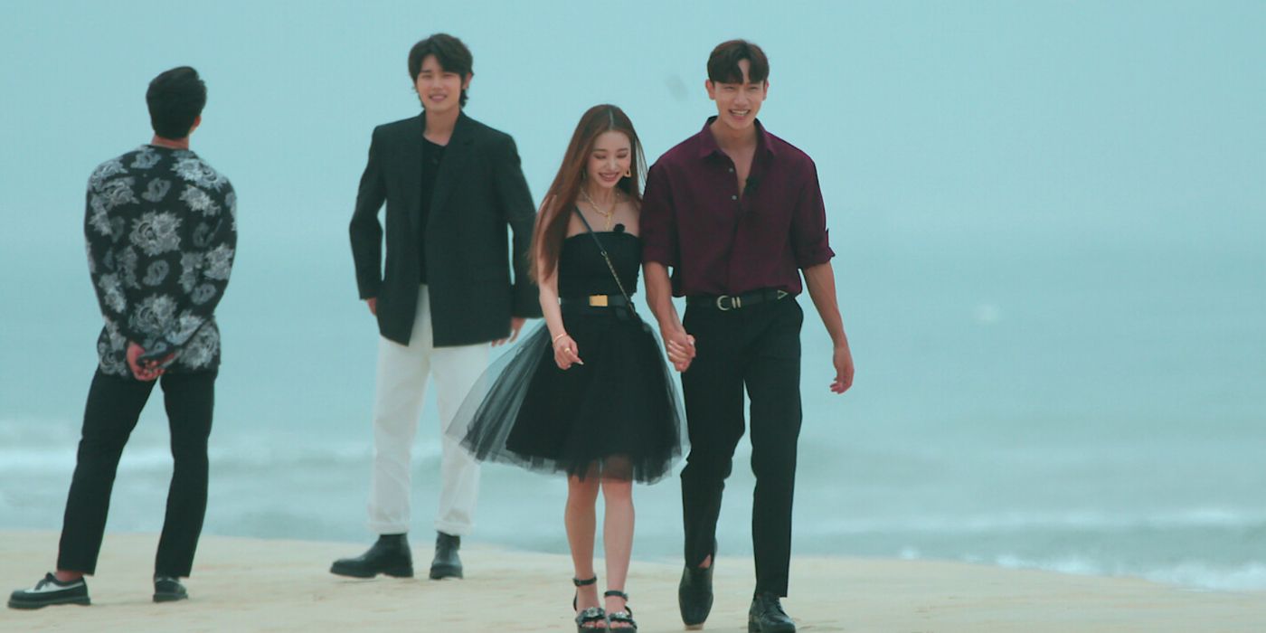 Song Ji-A e Kim Hyeon Joong caminha na praia de mãos dadas