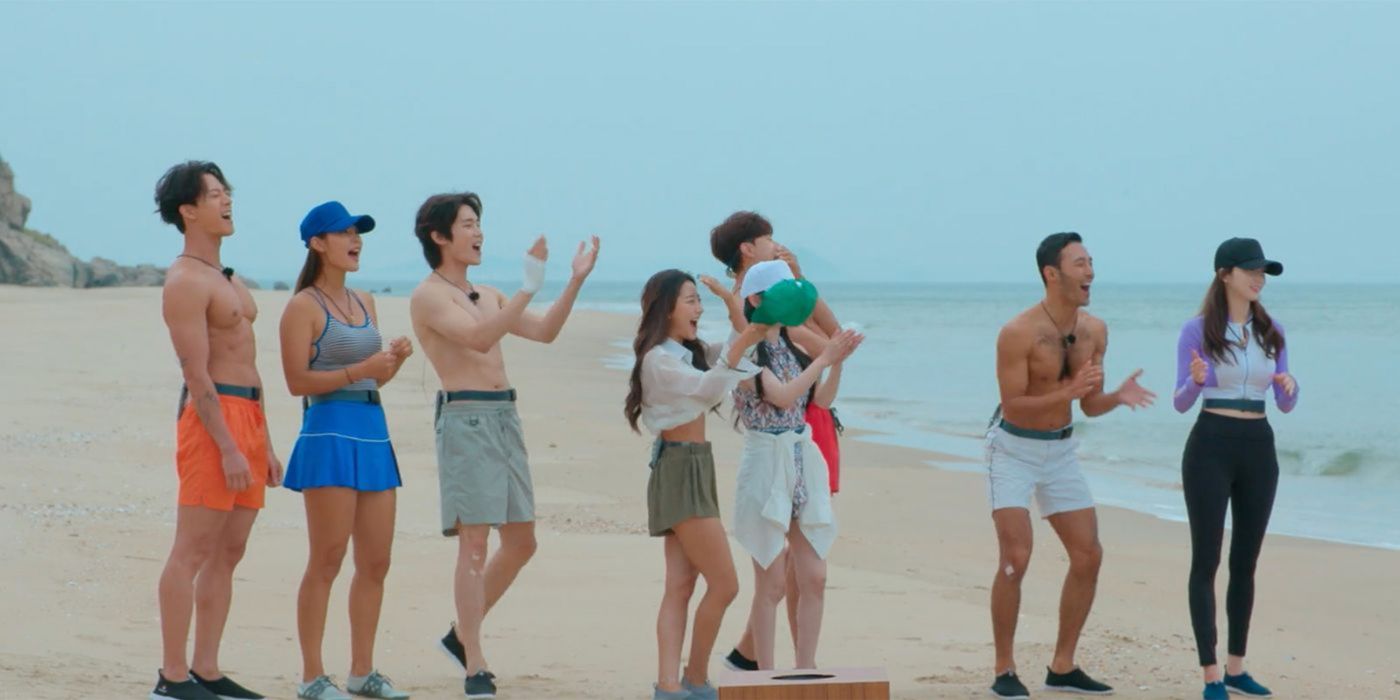 The cast of Single's Inferno Season 1 claps on the beach