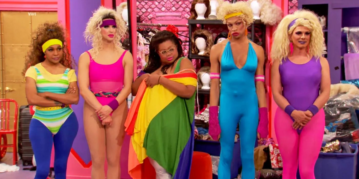 As cinco rainhas restantes da 11ª temporada de RuPauls Drag Race em roupas de ginástica dos anos 80.
