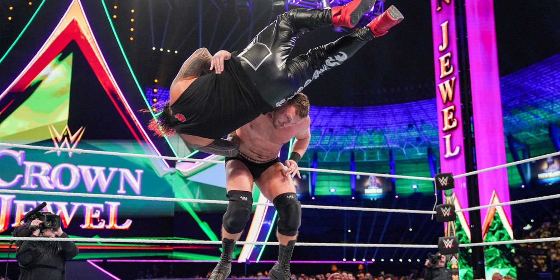Ridge Holland effectue un mouvement lors de son match à Crown Jewel en 2022. La WWE envisagerait de vendre à l'Arabie saoudite en 2023.