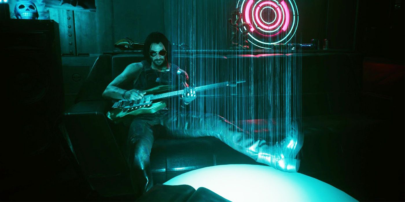 Johnny, do Cyberpunk 2077, está sentado em um sofá enquanto toca guitarra.